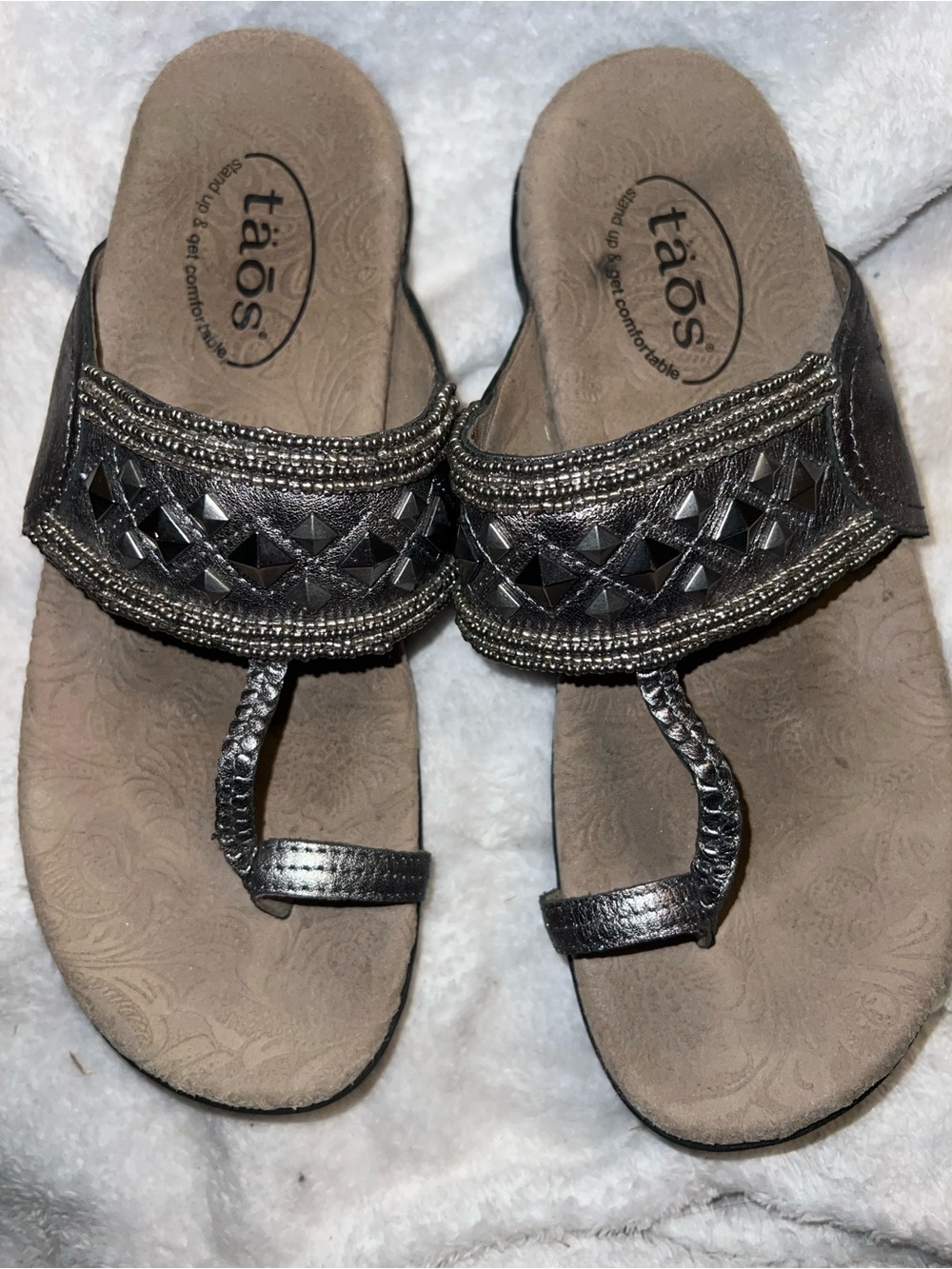 Tao’s genie sandals in pewter leather and metal pyramid studs woman size 8 - Picture 2 of 7